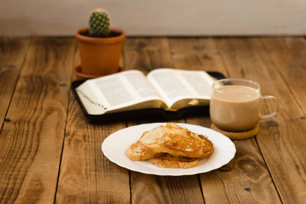 İncil ve kahve kahvaltı tost