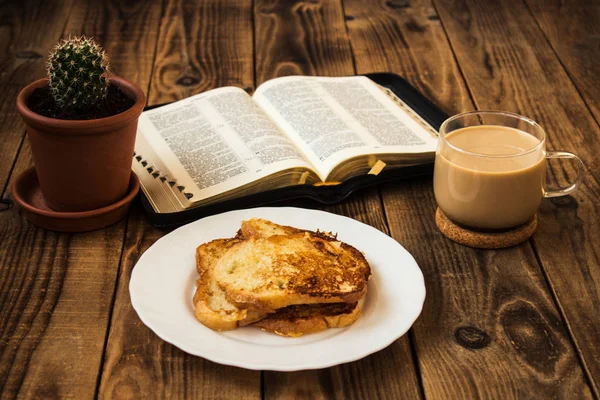 İncil ve kahve kahvaltı tost ile
