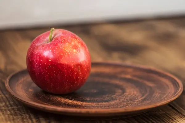 Une assiette avec une pomme — Photo