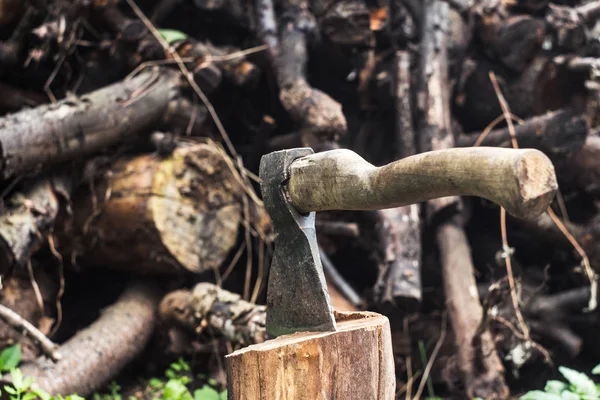 Bir kenevir günlükleri arka plan üzerinde bir balta