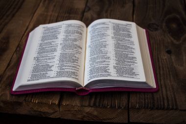 Tahta masada incili aç