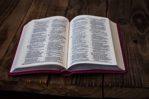 Tahta masada incili aç