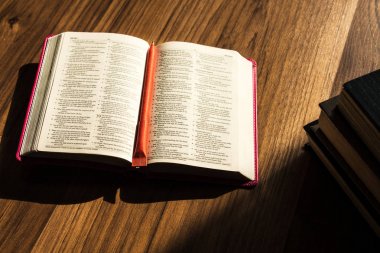 sabah İncil ahşap zemin üzerinde okuma