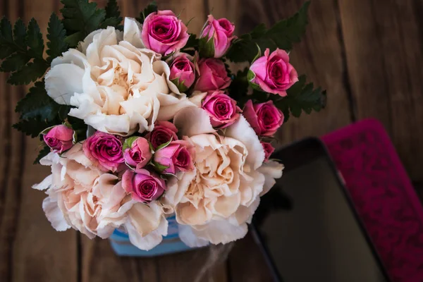 Gül çayı ve İncil'in üzerine ahşap arka plan