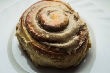 Cinnabon krem peynir sır ile plaka üzerinde rulo.