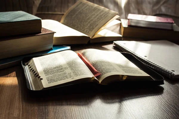 Lectura de la Biblia de la mañana en el suelo de madera — Foto de Stock