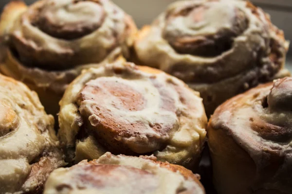 Cinnabon broodjes met roomkaas glazuur op plaat — Stockfoto