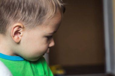 Sosyal beyaz küçük çocuk kapalı