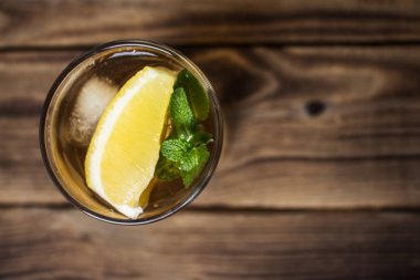 taze limon ve nane ile buzlu tae