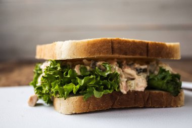 ton balıklı turşu sandviç salata beyaz plaka üzerinde