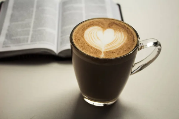 Nyissa meg a Biblia és a cappuccino csésze — Stock Fotó