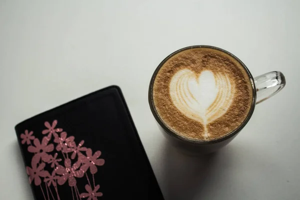 Nyissa meg a Biblia és a cappuccino csésze — Stock Fotó