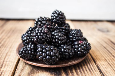 blackberry ile seramik tabak