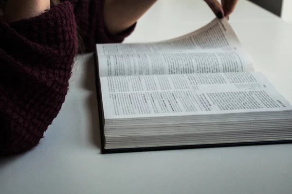 Mujer manos lectura biblia — Foto de Stock
