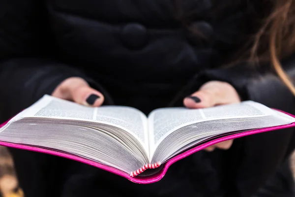 Mujer sosteniendo y leyendo la Biblia — Foto de Stock