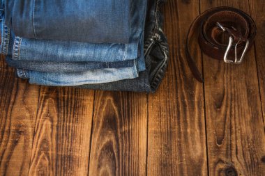 Bir yığın kot ahşap arka plan ve bir kemer