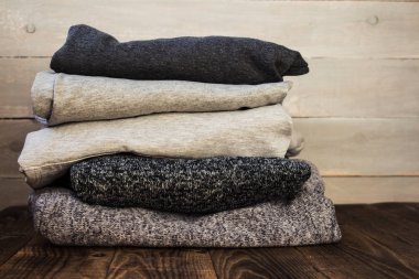 sweter ahşap arka plan üzerinde bir yığın
