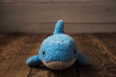 Çocuk yumuşak oyuncak ahşap arka plan üzerinde