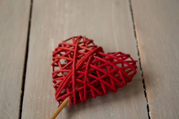 Cuore rosso su un bacino di legno grigio — Foto Stock