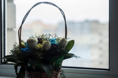 penceresinde çiçekli sepet