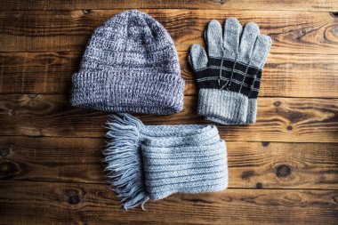gri kış şapka eldiven üzerinde ahşap bacground eşarp