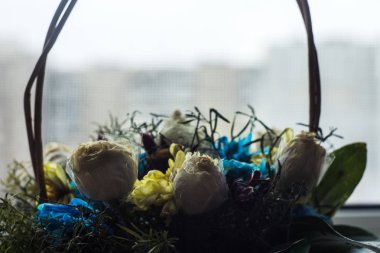 penceresinde çiçekli sepet