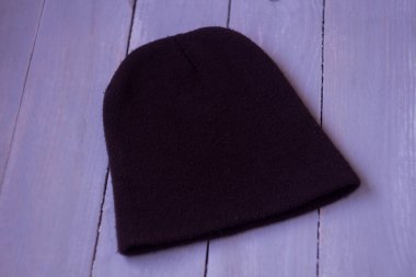 gri bir ahşap bacground kahverengi şapka