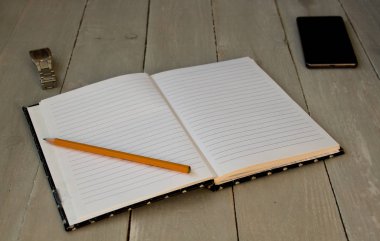 gri ahşap bacground defter ve kalem ve seyretmek telefon