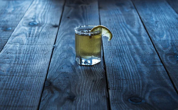 Tequila com limão em um bacground de madeira — Fotografia de Stock