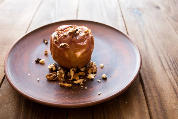 Dezert s ořechy na hliněné desky a pečené jablko — Stock fotografie