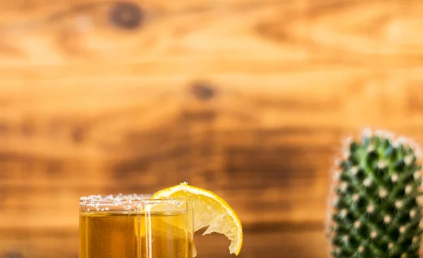 Tekila limon ve kaktüs ahşap arka plan üzerinde — Stok fotoğraf