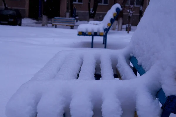 Ławki w ogrodzie pokryte śniegiem — Zdjęcie stockowe