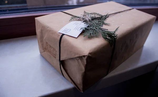 Pudełko z darem w pobliżu okna — Zdjęcie stockowe