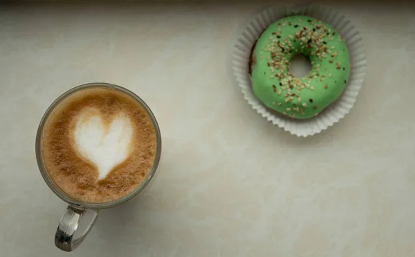 거품과 도넛의 마음으로 커피 한 잔 — 스톡 사진