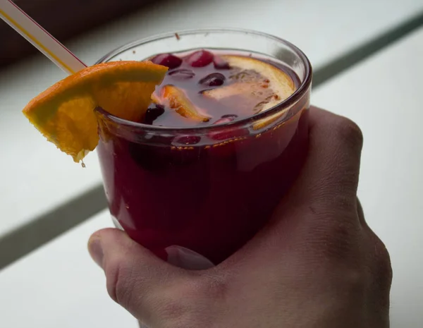 Punch met oranje in een mans hand — Stockfoto