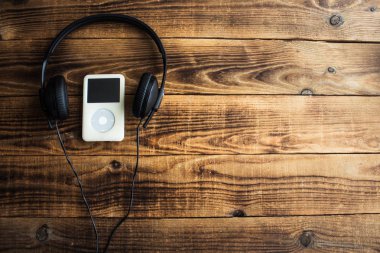 Müzik çalar ve ahşap arka plan üzerinde kulaklık