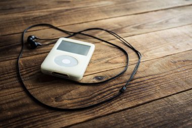Müzik çalar ve ahşap arka plan üzerinde kulaklık