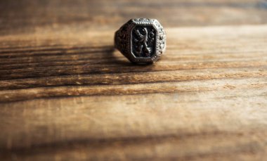 eski yüzük, aslan şekilli bir ceket ile yüzük