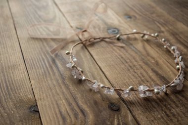 ahşap arka plan üzerinde kadın headdress