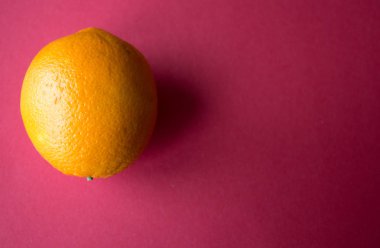 Olgun turuncu kırmızı bir arka plan üzerinde