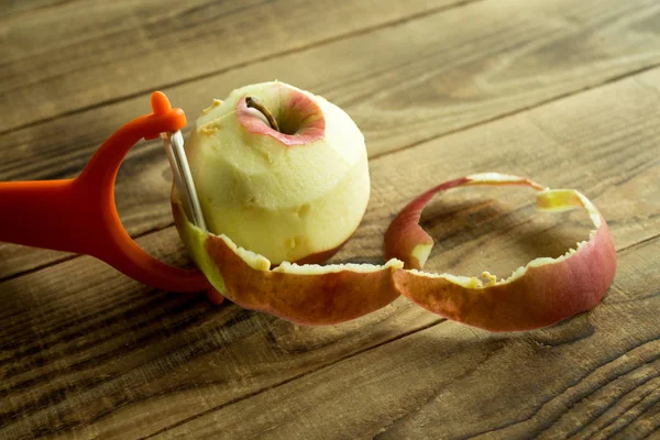 Apfel auf einem hölzernen Hintergrund — Stockfoto