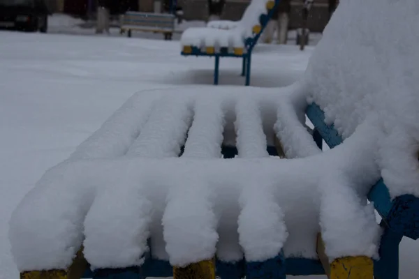 Ławki w ogrodzie pokryte śniegiem — Zdjęcie stockowe