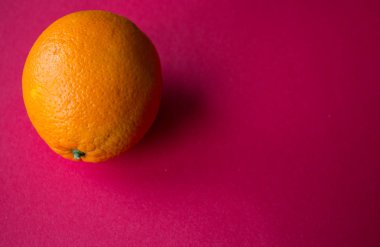 Olgun turuncu kırmızı bir arka plan üzerinde