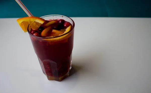 Glühwein met sinaasappel op tafel — Stockfoto