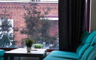 pencere arka planda kanepe ve masa ile ofis