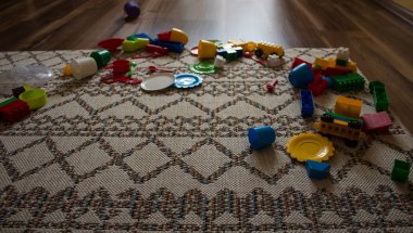 oyuncaklar yere dağılmış