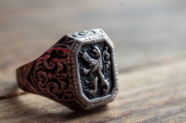 Yüzük ahşap zemin