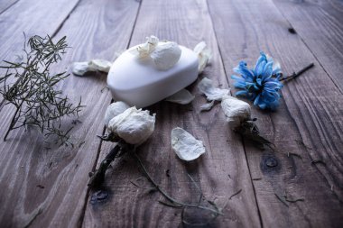sabun ve beyaz gül ve yaprakları ahşap arka plan üzerinde