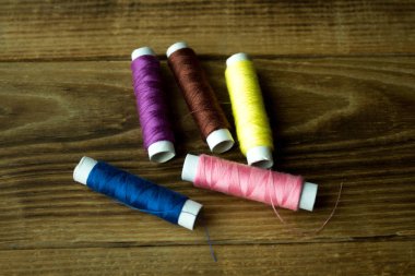 ahşap arka plan üzerinde dikiş ipliği