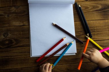 küçük çocuk beyaz kağıt üzerine çizer